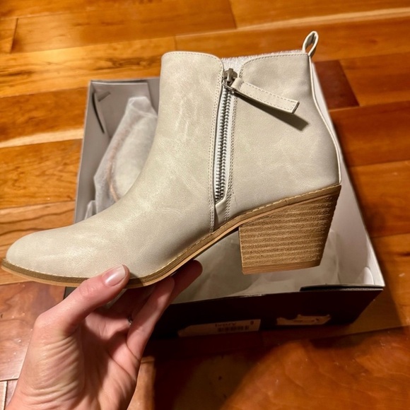 NWT Corkys Boutique Ivory Ankle Boots - Picture 4 of 6